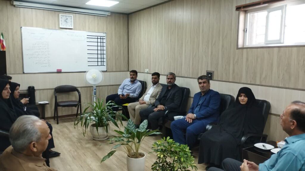 حضور ریاست و پرسنل محترم آموزش و پرورش فردوس در دارالشفاء به مناسبت هفته دارالشفاء و بیست سالگی تاسیس درمانگاه